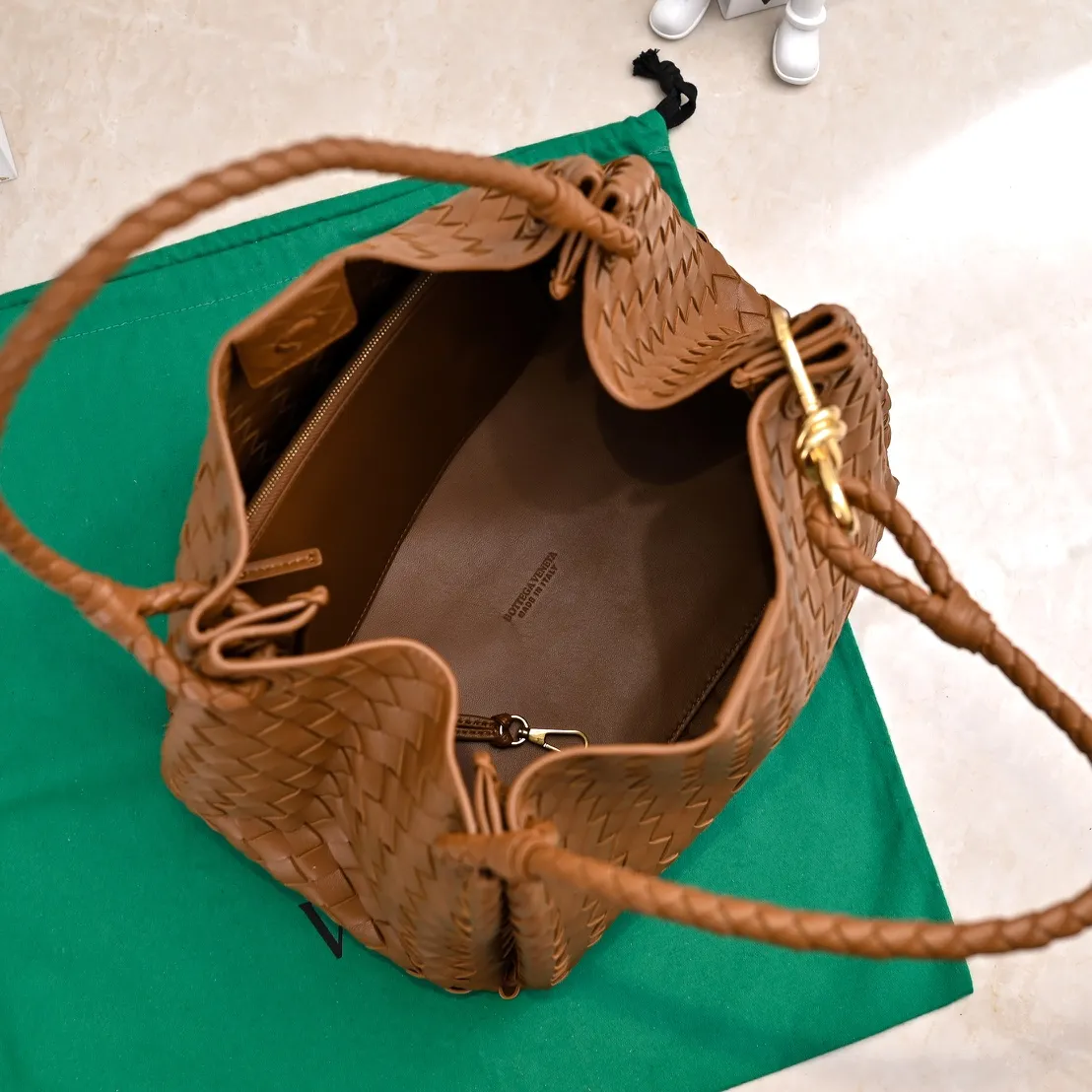 Batch 2660 24 early autumn new model Andiamo Parachute is made of a whole piece of woven leather and is processed with folding stitching at the four corners # Craftsmanship and creativity. Large size is atmospheric and practical. One of the must-selects for BV. Large space, can hold a computer, thick shoulder strap, very comfortable on the shoulder. Large parachute upper body real photo can be carried on the back. The upper body is versatile and cute☺️ Style number: 6571 Size: 30*26*20cm